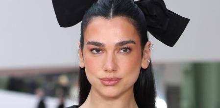 Dua Lipa en el desfile de Chanel en la semana de la Alta Costura de París