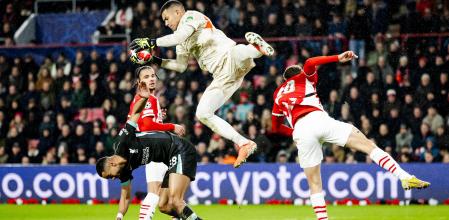 Eindhoven (Netherlands), 29/01/2025.- Cody Gakpo (L) of Liverpool FC and PSV Eindhoven goalkeeper Walter Benitez (up) in action during the UEFA Champions League match between PSV Eindhoven and Liverpool FC at Phillips Stadium in Eindhoven, Netherlands, 29 January 2025. (Liga de Campeones, Países Bajos; Holanda) EFE/EPA/Robin van Lonkhuijsen