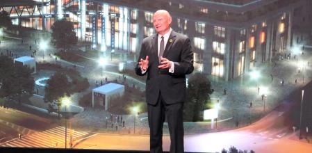 El director executiu del GSMA, John Hoffman, durant la presentació de l'edició 2025 del MWC