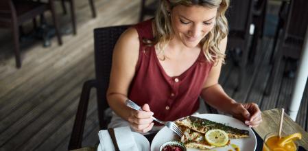La Fundación Española del Corazón recomienda tomar al menos dos raciones a la semana de pescado azul.
