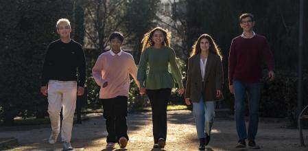 De izquierda a derecha, Sergi Jardí, Tristan Operiano, Wassima Rachdi, Gal·la Renom y Jan Canovas, Cinco estudiantes de bachillerato nos hablan de sus trabajos de recerca, Barcelona, 22 de Enero de 2025. Joan Mateu Parra / Shooting