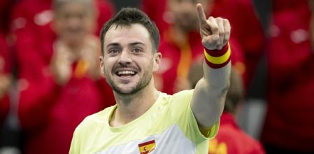 Biel (Switzerland Schweiz Suisse), 01/02/2025.- Spain's Pedro Martinez celebrates after winning his singles match against Switzerland's Dominic Stricker for the Davis Cup qualifiers tie between Switzerland and Spain at Swiss Tennis Arena, in Biel, Switzerland, 01 February 2025. (Tenis, España, Suiza) EFE/EPA/ANTHONY ANEX
