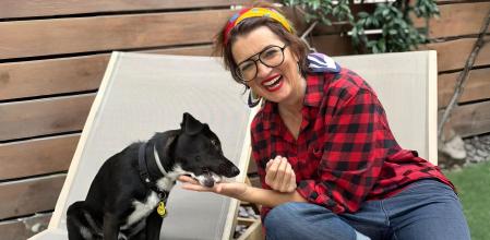 Silvia nos confiesa que Balú es simpático, amoroso, cercano y muy cariñoso, pero hay algo que no soporta: “No puede con la gente que lleva un casco puesto”