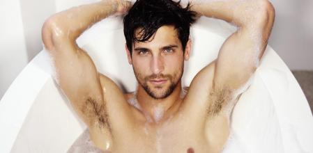 Un hombre guapo en una bañera