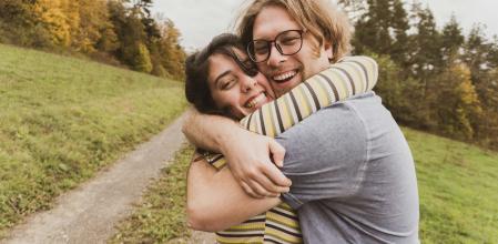 Los abrazos conllevan beneficios a la salud, como reducir el estrés y la ansiedad.