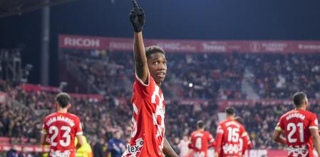 GIRONA, 03/02/2025.- El delantero del Girona Yáser Asprilla celebra tras marcar el segundo gol ante Las Palmas, durante el partido de LaLiga EA Sports que Girona FC y UD Las Palmas disputan este lunes en el estadio de Montilivi. EFE/David Borrat