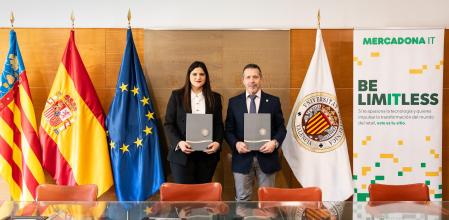 La directora general del Departamento de Informática de Mercadona, Patricia Tobía, y el rector de la UPV, José Capilla