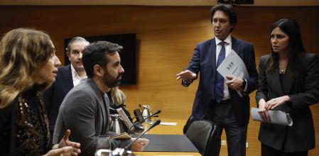 La presidenta de la comisión, Miriam Turiel (d), junto al portavoz del PSPV, José Muñoz (3i), a la diputada de Compromís, Isaura Navarro (i), y al diputado popular, Vicente Betoret (2d)-&nbsp;