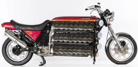 Debido a su peculiar mecánica, la motocicleta pesa más de 600 kg.