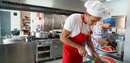 Personal de cocina del comedor de un colegio público en La Orotava (Tenerife)