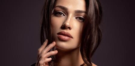 Súmate a la moda Mocha Mousse y hazte con tu nuevo labial favorito.