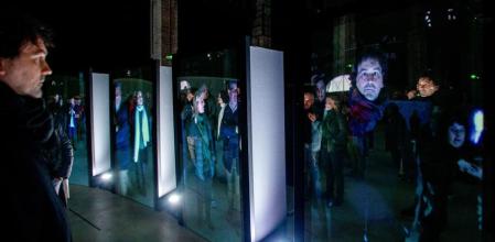 FOTO ALEX GARCIA FESTIVAL LLUM BCN. EN LA FOTO ISAKI LACUESTA EN SU INSTALACIONDEL MUHBA TENUE LLUM RETROACTIVA 2025/02/06