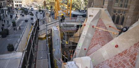 OBRAS DEL CLAUSTRO QUE RODEARA LA SAGRADA FAMILIA. UN TRABAJADOR EN LAS OBRAS DE CONSTRUCCION DEL CLAUSTRO QUE LIMITA CON C/ PROVENÇA