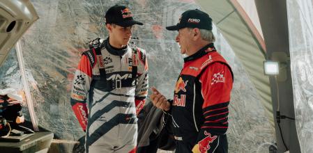 Gil Membrado atiende con atención a las explicaciones de Carlos Sainz