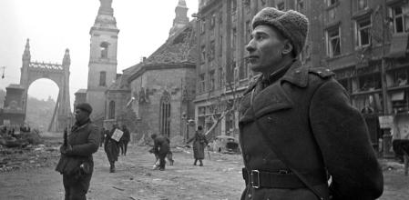 Tropas soviéticas en la ciudad, en enero de 1945