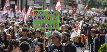 Decenas de personas protestan durante una manifestación convocada por la plataforma en Defensa de la Enseñanza Pública, en mayo del año pasado&nbsp;