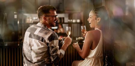 Pareja brindando para celebrar el día de los Enamorados