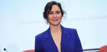 Isabel Díaz Ayuso con el traje azul de Lola Casademunt