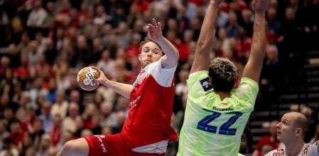 Thiagus Petrus en una acción defensiva del Barça ante el Aalborg