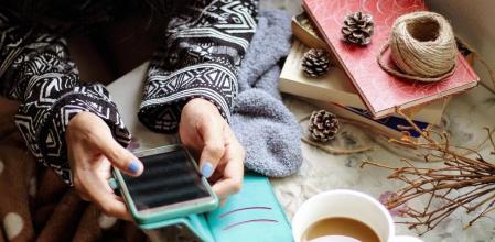 Una persona mira la pantalla de su teléfono móvil 