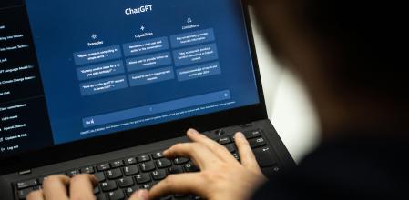 Una persona utiliza el software de texto ChatGPT de la empresa OpenAI. A 25 de enero de 2023, en Hesse, Darmstadt (Alemania).