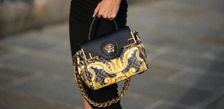 Bolso de mano Medusa de cuero negro con estampado marrón y amarillo de Fendace (Fendi + Versace)
