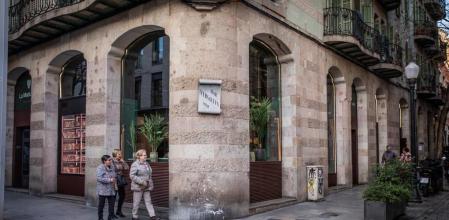 13 - 02 - 2025 / Barcelona / F Precio Alquiler de bares y restaurantes Fotografía de la fachada por fuera del nuevo La Madurada Petit Versalles, que remplaza al antiguo Bar Versalles. Carrer Gran de Sant Andreu, 255, Sant Andreu / Foto: Llibert Teixidó