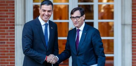 El presidente del Gobierno, Pedro Sánchez, recibe al presidente de la Generalitat de Catalunya Salvador Illa, dentro de la ronda de contactos abierta con los presidentes autonómicos tras pactar con ERC una financiación singular para Cataluña, este viernes en el Palacio de La Moncloa.