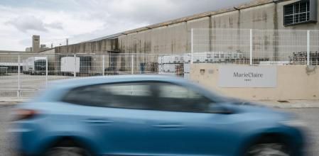 Un coche pasa por delante de la fábrica de Marie Claire en Vilafranca, a 8 de junio de 2023, en Villafranca del Cid, Castellón, Comunidad Valenciana, (España). La empresa castellonense dedicada al sector textil, Marie Claire, anunció el pasado 31 de mayo la intención de cerrar su planta ubicada en Vilafranca y de solicitar la declaración de concurso de acreedores de manera voluntaria para proceder a la extinción de la compañía. La empresa, en negociaciones desde el 5 de junio, cuenta en la actualidad con una plantilla de 214 personas y tiene activo hasta el próximo mes de julio un Expediente de Regulación Temporal de Empleo (ERTE) para 130 trabajadores de la planta ubicada en Vilafranca, donde en este momento trabajan unas 90 personas.