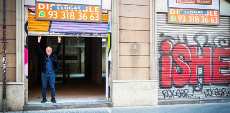 Antonio Ramírez levantando la persiana del local que acogerá la nueva librería