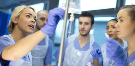 Descubre las FP sanitarias con más salidas laborales en 2025