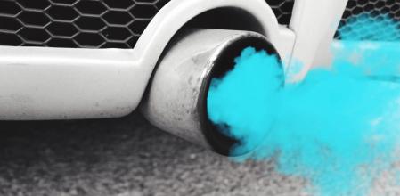 El humo azul indica que el motor quema aceite, lo que puede provocar daños graves si no se soluciona a tiempo&nbsp;