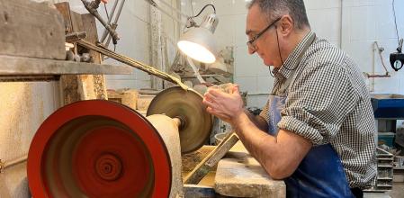 El tallador Toni Moya trabajando en el taller