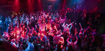Imagen de recurso: personas en una discoteca