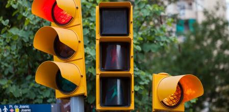 Barcelona estudia implementar un sistema de semáforos inteligentes con IA para mejorar la movilidad urbana