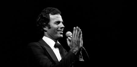Un escenario mítico para Julio Iglesias, en el 'Olympia de París', el 8 junio de 1976.