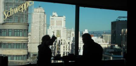 Vista de la Gran Vía desde la plaza de Callao, desde lo alto de unos grandes almacenes, donde antes estaba el Hotel Florida.