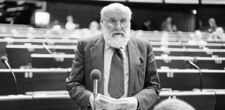 Alterio Spinelli interviene en el Parlamento Europeo de Estrasburgo en 1984