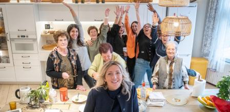 CAROL MITJANA, DIRECTORA DE CENTRE GERIÀTRIC LLEIDA, JUNTO A OTRAS TRABAJADORAS Y RESIDENTES DEL CENTRO