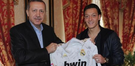 Özil entregó una camiseta firmada por los jugadores del Real Madrid al presidente turco