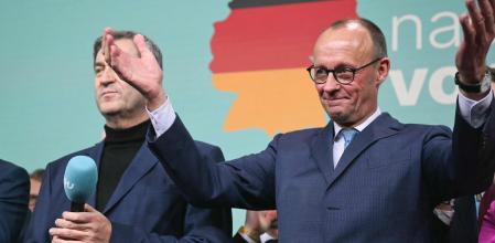 Friedrich Merz (d), líder de la conservadora Unión Cristianodemócrata (CDU) de Alemania, celebra la victoria junto al primer ministro de Baviera, Markus Soeder (CSU)
