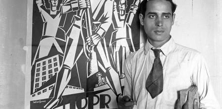 Helios Gómez, delante de uno de sus carteles