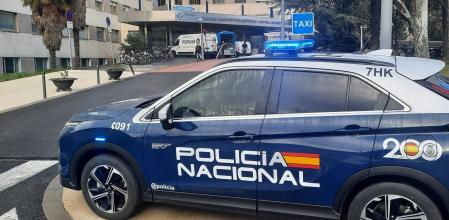 Un vehículo de la Policía Nacional en el exterior del Hospital Txagorritxu de Vitoria-Gasteiz