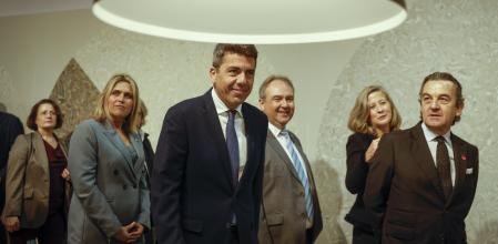 El president de la Generalitat, Carlos Mazón (c), durante su visita este martes al certamen internacional del sector cerámico, equipamiento para baño y piedra natural, Cevisama 2025.&nbsp;
