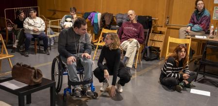 ENSAYO DE LA OBRA FANTASTIC RAMON DE CLAUDIA CEDÓ EN EL TEATRE LLIURE. PARTE DE LOS ACTORES SON PERSONAS CON DIVERSIDAD FUNCIONAL. UNA ACTRIZ HABLANDO CON UNA PERSONA DE DIVERSIDAD FUNCIONAL.