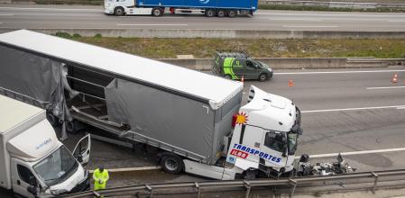 CORTADA LA AP-7 A LA ALTURA DE SANT CUGAT POR EL ACCIDENTE ENTRE DOS CAMIONES Y UN TURISMO SENTIDO SUR/ TARRAGONA QUE PROVOCA COLAS DE MÁS DE 8 KMS