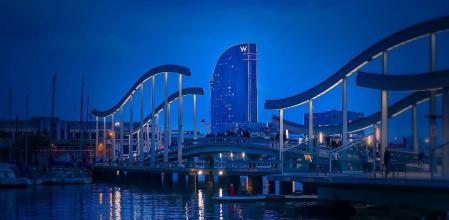 Vista nocturna del puente Rambla de Mar que conduce desde Colón al Moll d'Espanya, donde se ubicaría el Liceu Mar&nbsp;