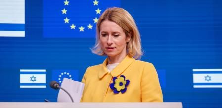 La jefa de la diplomacia europea, Kaja Kallas, vestida con los colores de Ucrania en el día que se conmemoraba el tercer aniversario de la invasión rusa