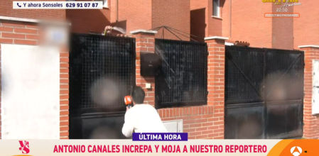 Antonio Canales respondió con agua y reproches a las preguntas de un reportero sobre su salida de la vivienda