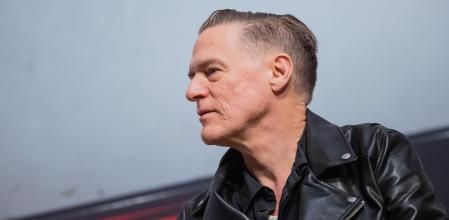 Bryan Adams abrirá el festival de Cap Roig con un concierto íntimo a piano y guitarra detro de la gira 'Bare bones'